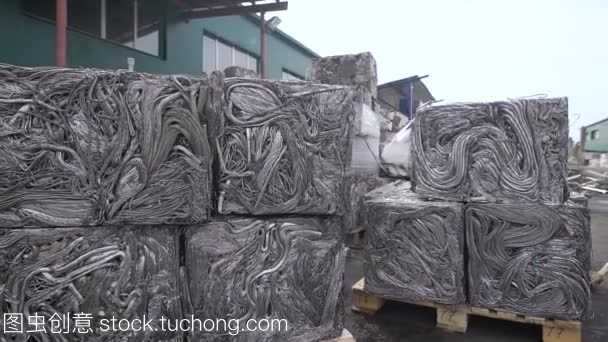 工厂街木制托盘加工中的金属管回收与垃圾分类